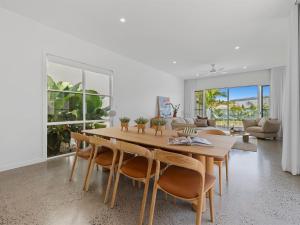 Et opholdsområde på Pearl House Coastal Luxury Retreat with Pool