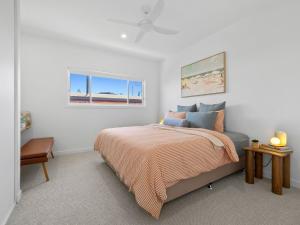 En eller flere senge i et værelse på Pearl House Coastal Luxury Retreat with Pool + 26 billeder