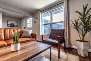 Posezení v ubytování Book Now & Save 10 off Fast Wifi Near City -16