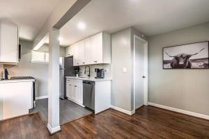 Kuchyň nebo kuchyňský kout v ubytování Book Now & Save 10 off Fast Wifi Near City -16