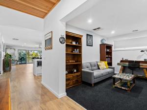 een woonkamer met een bank en een tafel bij Tenang Escape Yarrawonga in Yarrawonga