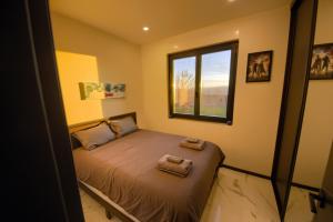 een slaapkamer met een bed met twee handdoeken erop bij House California  +39 foto's