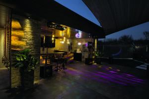 een terras 's nachts met paarse verlichting bij House California 