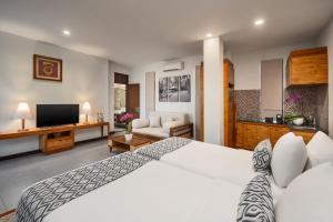 Et tv og/eller underholdning på Ramayana Candidasa Beach Resort