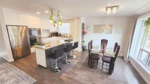 een keuken en eetkamer met een tafel en een koelkast bij Richview Gardens Suite, 3-bdr in Toronto +7 foto's