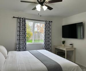 Μια τηλεόραση ή/και κέντρο ψυχαγωγίας στο Private Cozy Suites A and B