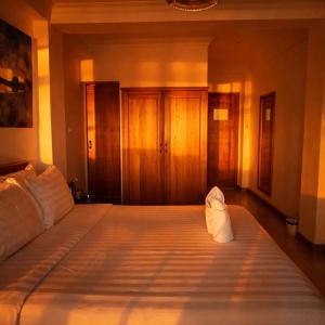 Giường trong phòng chung tại The Loft Komodo