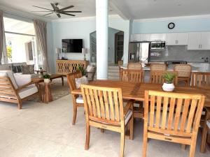 Køkken eller tekøkken på Silver Sands Villas - by ZenBreak