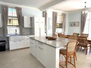 Køkken eller tekøkken på Silver Sands Villas - by ZenBreak