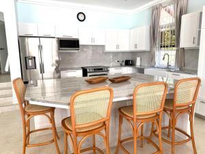 Køkken eller tekøkken på Silver Sands Villas - by ZenBreak