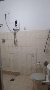 een badkamer met douche en toilet bij Green Villa Home in Anuradhapura +14 foto's