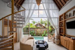 een woonkamer met een groot raam en een zwembad bij Govala Usada Ubud Villa in Ubud