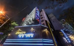 ein Gebäude mit einem Schild an der Seite in der Unterkunft Spa Tower Motel in Daejeon