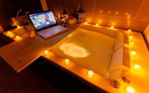 Ein Laptop steht auf einem Tisch mit Lichtern in der Unterkunft Spa Tower Motel in Daejeon