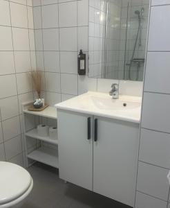 un bagno bianco con lavandino e WC di Selvbetjent leilighetshotell på Ålgård ad Ålgård