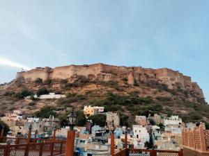 Blick auf eine Stadt mit einem Berg im Hintergrund in der Unterkunft House of Raghuvansh in Jodhpur