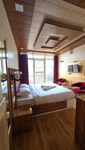 Giường trong phòng chung tại Aagaman Woods Homestay