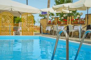 Bazén v ubytování Ellas Hotel nebo v jeho okolí