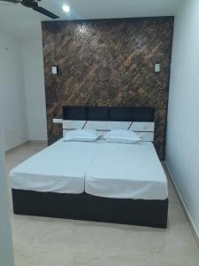 Giường trong phòng chung tại Janhvi Cottage