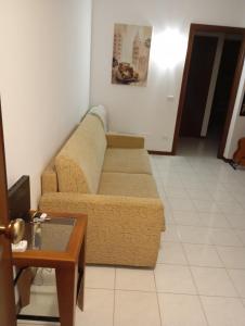 a living room with a couch and a table at Carinissimo vicino a Venezia in Jesolo