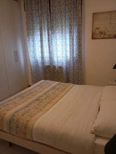a bed in a bedroom with a window at Carinissimo vicino a Venezia in Jesolo