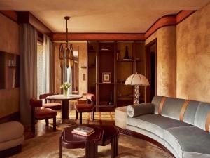 una sala de estar con un sofá y una mesa en Orient Express La Minerva, en Roma
