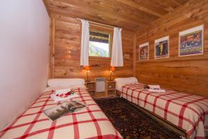 una camera con 2 letti in una baita di tronchi di Chalet Beugeant - Happy Rentals a Chamonix-Mont-Blanc Altre 21 foto