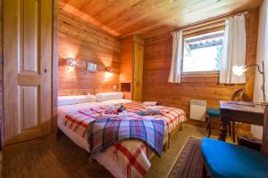 una camera da letto con un letto in una stanza di legno di Chalet Beugeant - Happy Rentals a Chamonix-Mont-Blanc