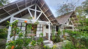 a house with a large gambrel roof at Molmol Cafe in Larena