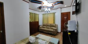 un soggiorno con un divano e una televisione di Morning Walsh Resort El Nido a El Nido