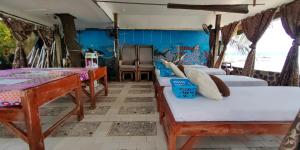 un gruppo di letti in una camera con pareti blu di Morning Walsh Resort El Nido a El Nido