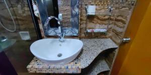 un bagno con un lavandino bianco e una doccia di Morning Walsh Resort El Nido a El Nido Altre 46 foto