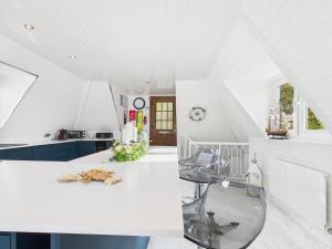 een witte keuken met een vissenkom op het aanrecht bij The Boathouse in Torquay