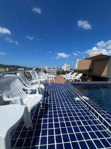 Bazén v ubytování OYO Dynasty Hotel nebo v jeho okolí