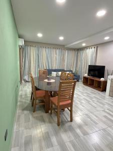 Et opholdsområde på Suites y Apartamentos Familiares, Casa Salinas + 3 billeder