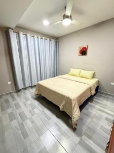 En eller flere senge i et værelse på Suites y Apartamentos Familiares, Casa Salinas