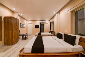 Ένα ή περισσότερα κρεβάτια σε δωμάτιο στο Super Collection O Puri Seaview Formerly Hotel Aavaas