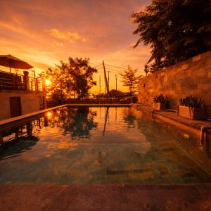 Hồ bơi trong/gần The Loft Komodo