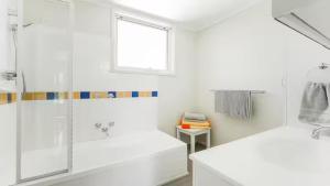 Et badeværelse på San Remo Getaway - Incredible Central Location + 24 billeder