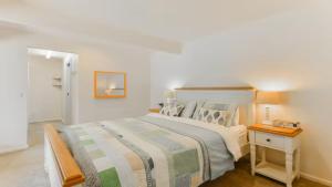 En eller flere senge i et værelse på San Remo Getaway - Incredible Central Location