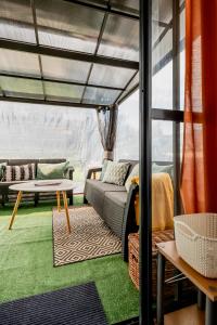 un soggiorno con un divano e un tavolo di Matisse Apartment a Białystok