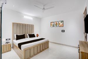 a bedroom with a large bed in a room at Townhouse Sector 49 Gurugram Formerly Hotel P66 in Gurgaon
