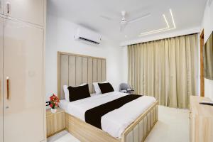 a bedroom with a large bed in a room at Townhouse Sector 49 Gurugram Formerly Hotel P66 in Gurgaon