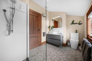 Koupelna v ubytování Bespoke Stays - Elegant Villa Retreat + 32 fotografií