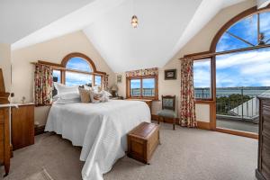 Postel nebo postele na pokoji v ubytování Bespoke Stays - Elegant Villa Retreat