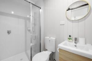een badkamer met toilet, douche en wastafel bij Barramundi Beach House in Smiths Beach +12 foto's