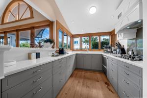 Kuchyň nebo kuchyňský kout v ubytování Bespoke Stays - Elegant Villa Retreat