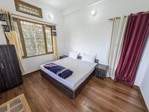 En eller flere senge i et værelse på Ekant HomeStay + 3 billeder