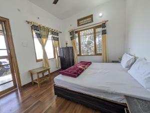 En eller flere senge i et værelse på Ekant HomeStay