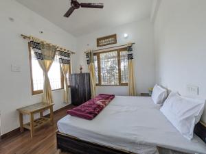 En eller flere senge i et værelse på Ekant HomeStay